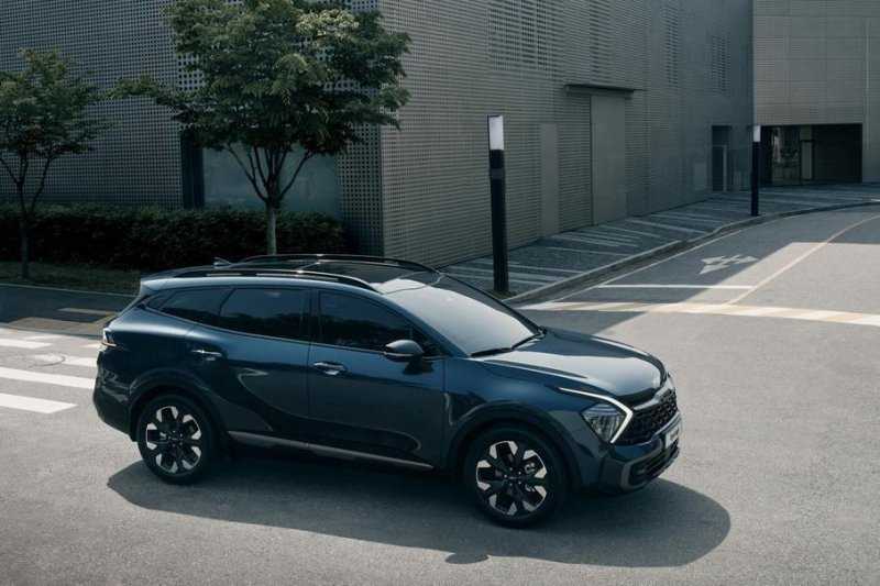 Toyota Land Cruiser 300, новый гиперкар Bugatti и быстрейший в мире электрокар Tesla: главное за неделю