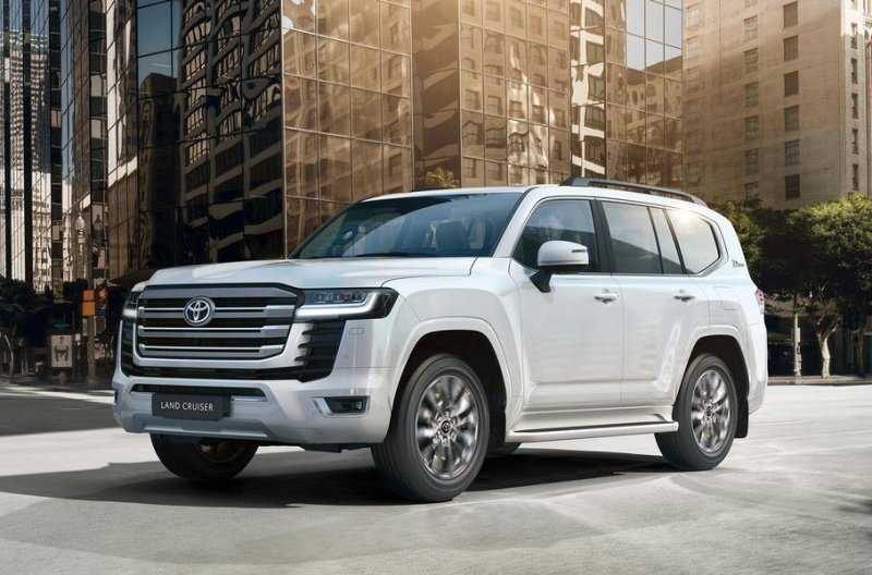 Toyota Land Cruiser 300, новый гиперкар Bugatti и быстрейший в мире электрокар Tesla: главное за неделю