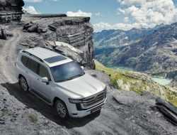 Toyota Land Cruiser 300, новый гиперкар Bugatti и быстрейший в мире электрокар Tesla: главное за неделю