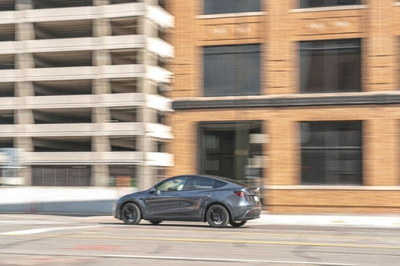 У 285 тысяч электрокаров Tesla сбоит круиз-контроль