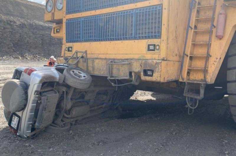 В Казахстане огромный самосвал БелАЗ случайно раздавил Suzuki: видео