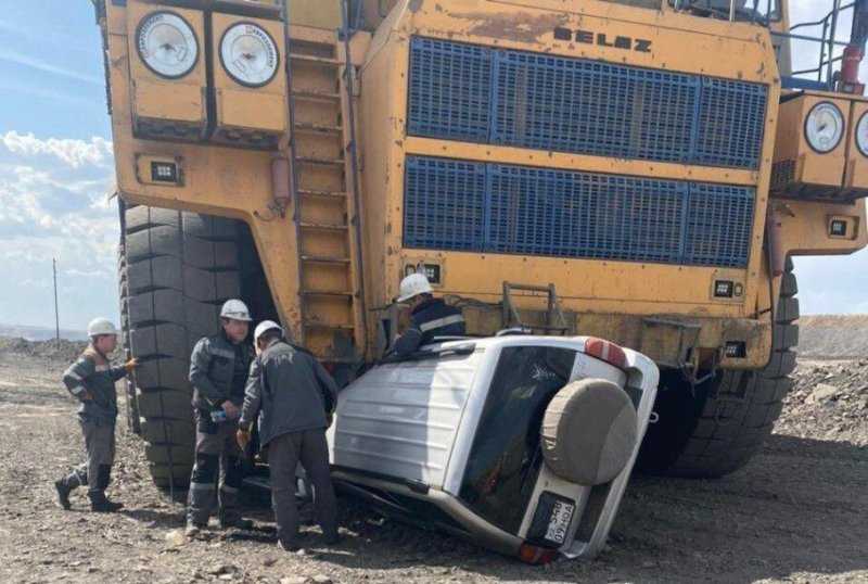 В Казахстане огромный самосвал БелАЗ случайно раздавил Suzuki: видео