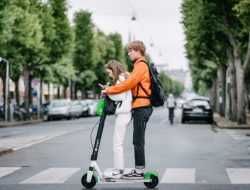 В России предложили ввести номерные знаки и ОСАГО для электросамокатов
