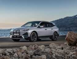 В Россию привезут кроссовер BMW iX: известны цены