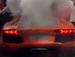 Видео: мужчина пытался пожарить мясо с помощью Lamborghini, но что-то пошло не так