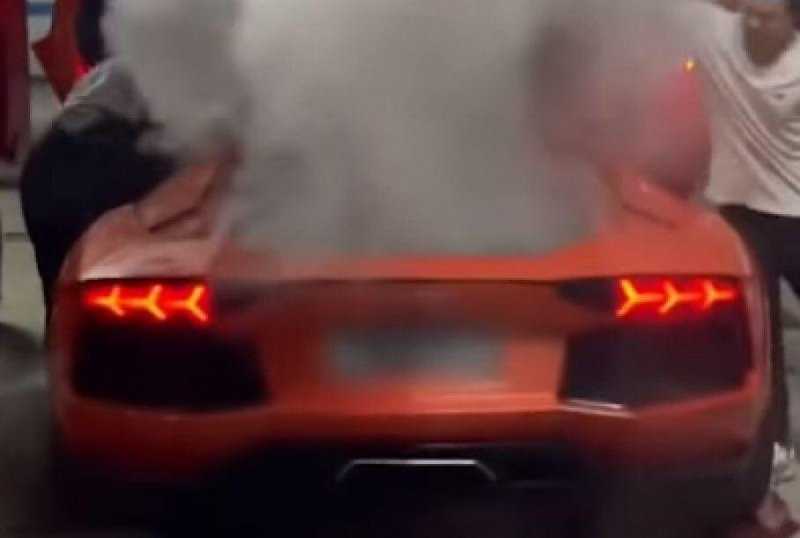 Видео: мужчина пытался пожарить мясо с помощью Lamborghini, но что-то пошло не так