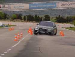 Видео: новый Mercedes-Benz S-класса с треском провалил «лосиный тест»