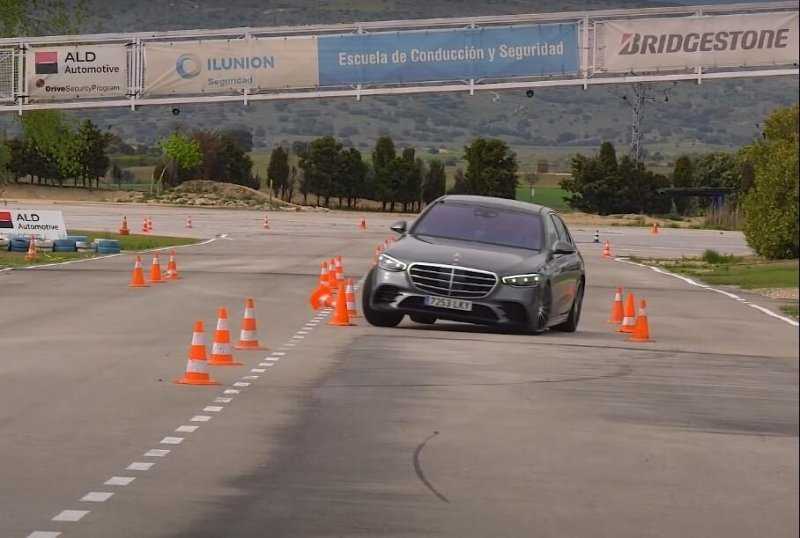 Видео: новый Mercedes-Benz S-класса с треском провалил «лосиный тест»
