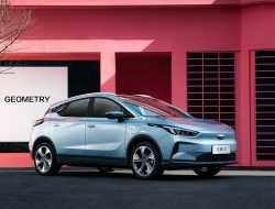 Вместо электрического седана Geely выкатила хетчбэк Geometry C