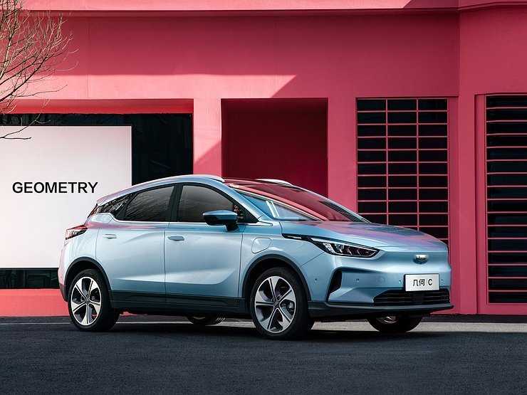 Вместо электрического седана Geely выкатила хетчбэк Geometry C