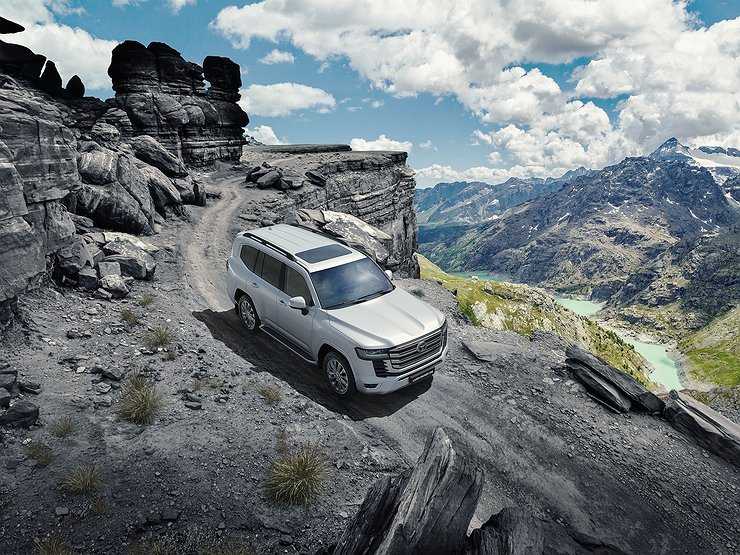 Все о новейшем Toyota Land Cruiser 300 для России