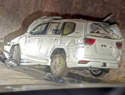 Автовоз с новыми Land Cruiser 300 попал в аварию. Видео