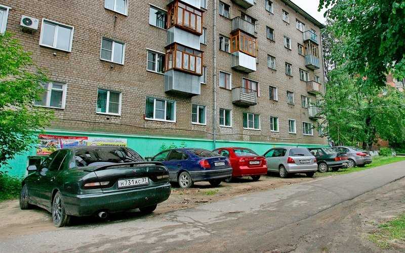 
            Штраф 300 000 руб. за парковку во дворе. Водителей пугают санкциями
        