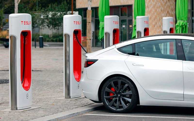 
            Tesla откроет свои зарядные станции для электрокаров других марок
        