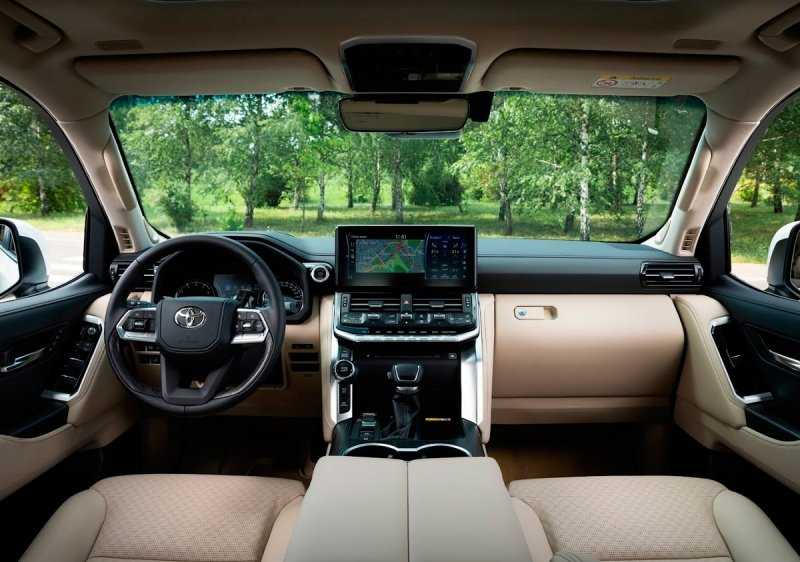 
            В России стартовали продажи нового Toyota Land Cruiser 300
        