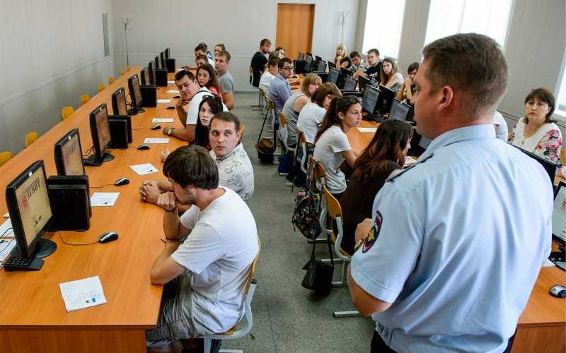 
            Правительству предложили сделать правила дорожного движения частью ЕГЭ
        