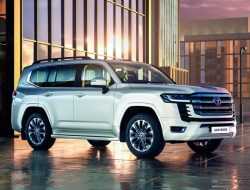 Toyota назвала российские цены на Land Cruiser 300
