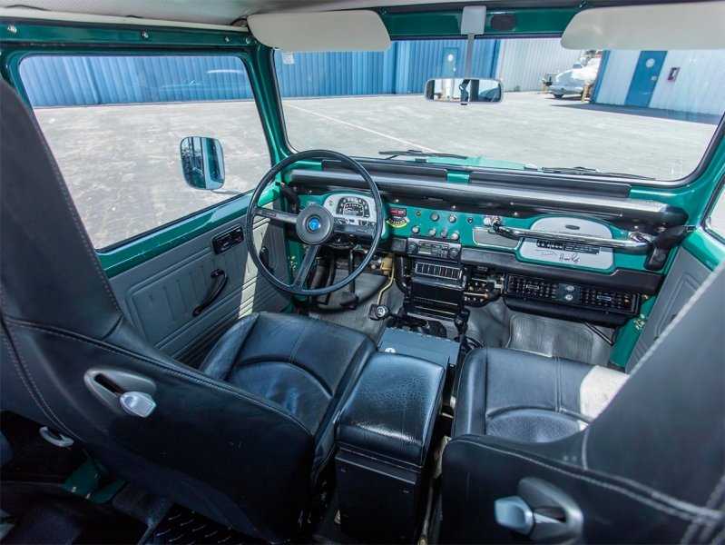 
            На аукционе продадут классический Toyota Land Cruiser Тома Хэнкса
        