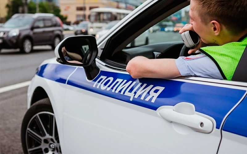 
            Инспекторам ГИБДД во время погони пришлось пересесть на лодку. Видео
        