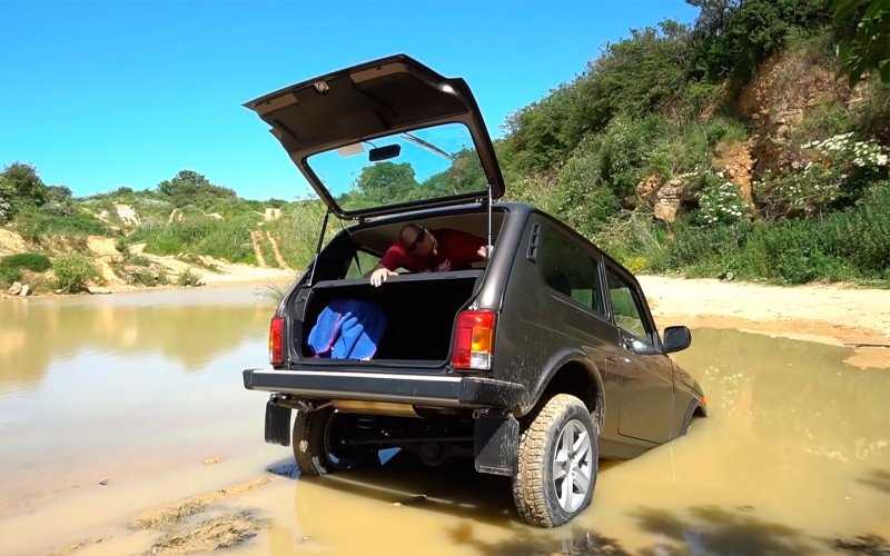 
            Британский блогер утопил Lada Niva Legend во время тестов. Видео
        