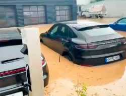 Автосалон с новыми Porsche затопило после наводнения. Видео