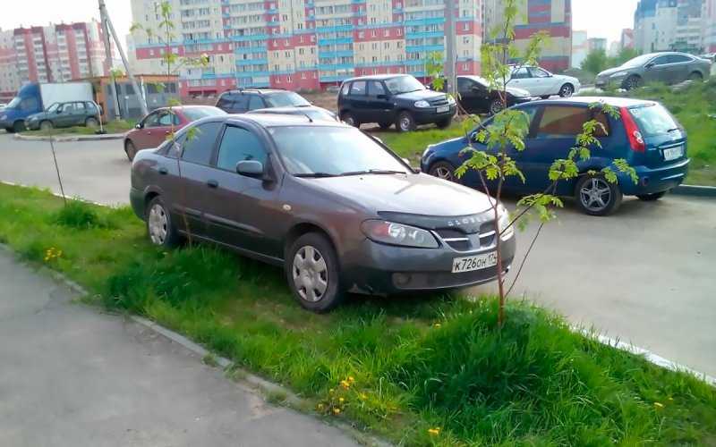 
            Штраф 300 000 руб. за парковку во дворе. Водителей пугают санкциями
        