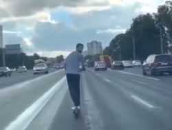 Человек на самокате выехал в левый ряд скоростной магистрали. Видео