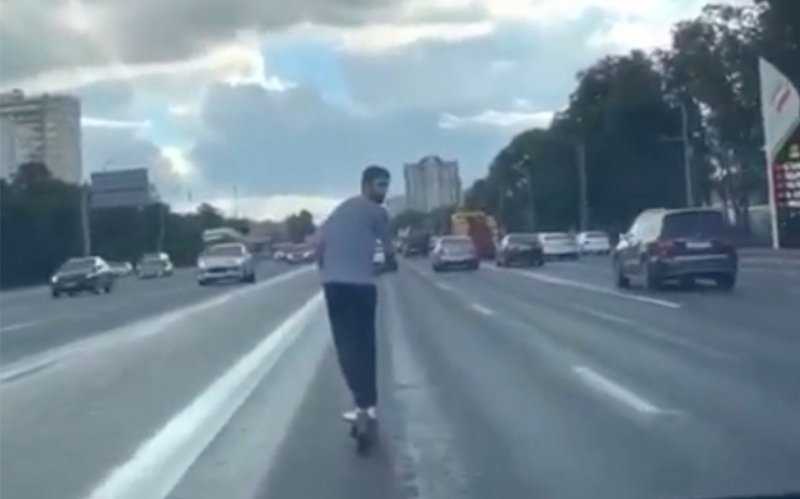 
            Человек на самокате выехал в левый ряд скоростной магистрали. Видео
        