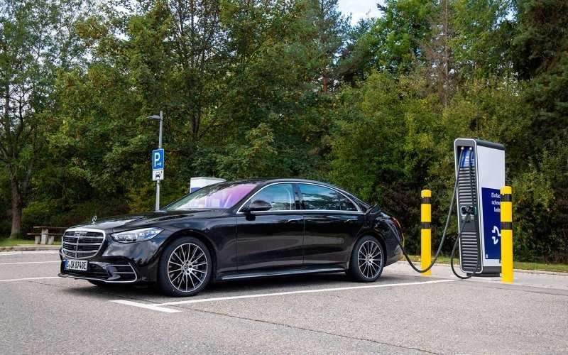 
            Новый Mercedes S-Class стал подзаряжаемым гибридом
        