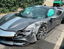 Самый быстрый и дорогой Ferrari разбили об бетонное заграждение. Фото