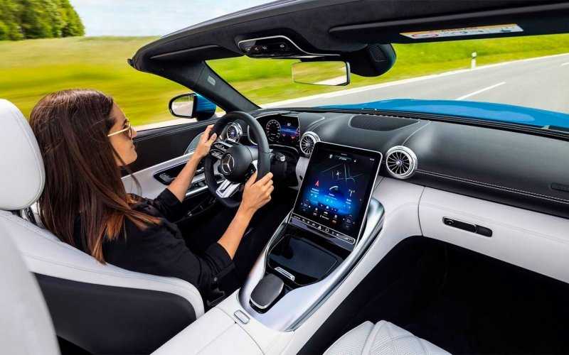 
            Рассекречен интерьер нового Mercedes-AMG SL
        