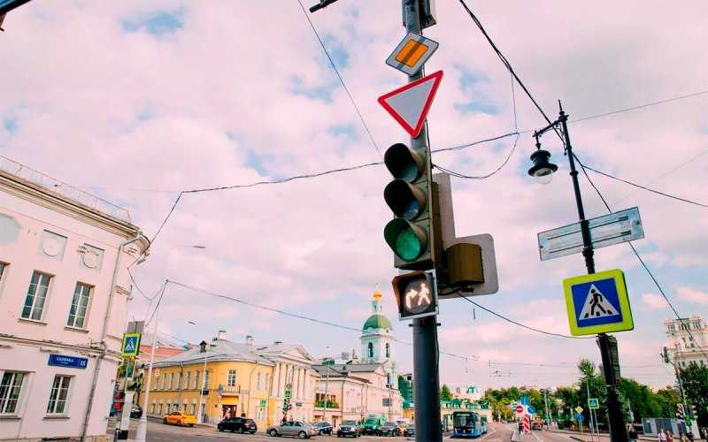 
            На дорогах появились новые светофоры. Как по ним ездить?
        