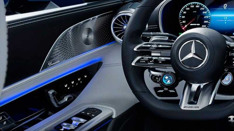 
            Рассекречен интерьер нового Mercedes-AMG SL
        