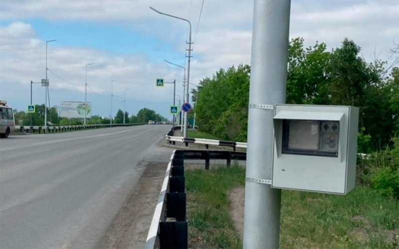 
            Дорожные камеры начали прятать в антивандальные железные боксы
        