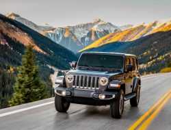 Внедорожники Jeep получили аналогичное дисплею смартфона ветровое стекло