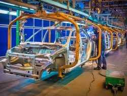 АвтоВАЗ остановил сборку автомобилей четвертый раз за лето
