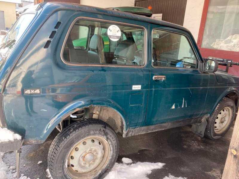 
            В Германии внедорожник Lada Niva превратили в снегоуборочную машину. Фото
        