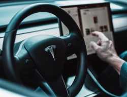 Чистая прибыль Tesla впервые в истории превысила миллиард долларов