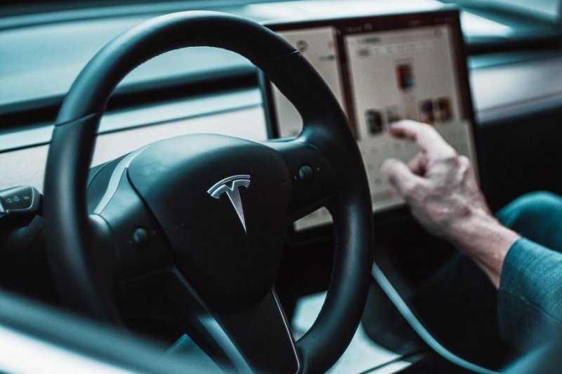 Чистая прибыль Tesla впервые в истории превысила миллиард долларов
