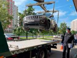В Москве приставы забрали у водителя Jeep за штрафы на ₽400 тыс.