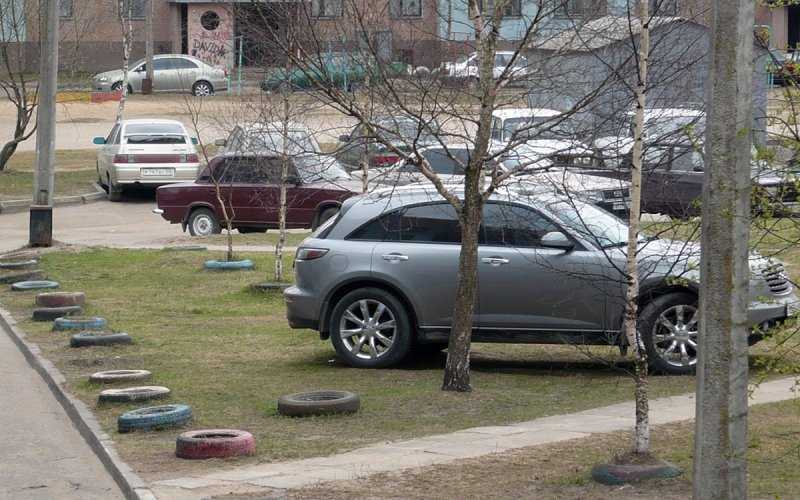 
            Штраф 300 000 руб. за парковку во дворе. Водителей пугают санкциями
        