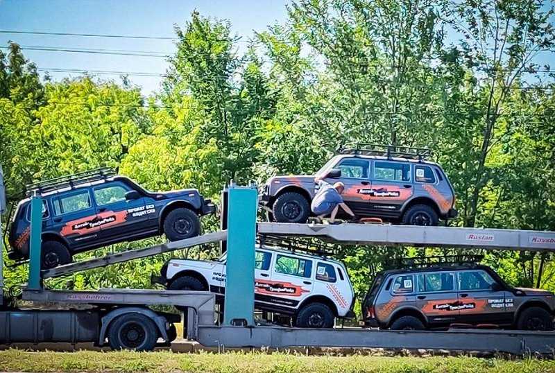 «Экстремальную» Lada Niva Legend Bronto засняли на автовозе по пути на соревнования
