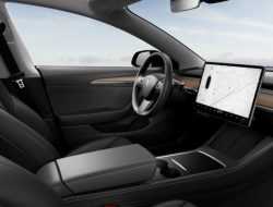Электрокары Tesla впервые «заговорили» на русском языке