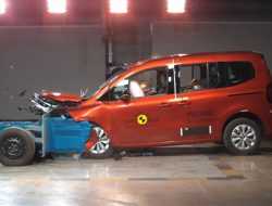 Opel Mokka и Renault Kangoo разбили на краш-тестах Euro NCAP. Видео