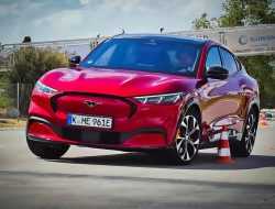 «Лосиный тест» выявил проблемы Ford Mustang Mach-E