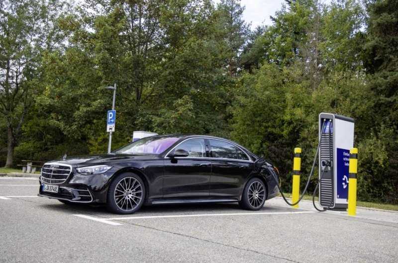 Новый Mercedes-Benz S-Class обзавелся версией с зарядкой от розетки