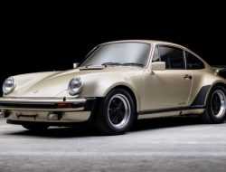 Один из ранних Porsche 930 Turbo выставили на продажу
