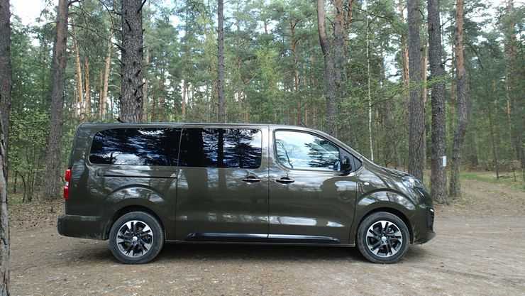 Почему микроавтобус лучше кроссовера: тест-драйв Opel Zafira Life 2021