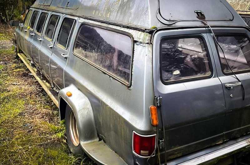 Посмотрите на 10-дверные лимузины Chevrolet Suburban, ржавеющие в Японии