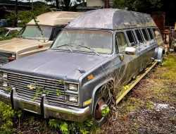 Посмотрите на 10-дверные лимузины Chevrolet Suburban, ржавеющие в Японии